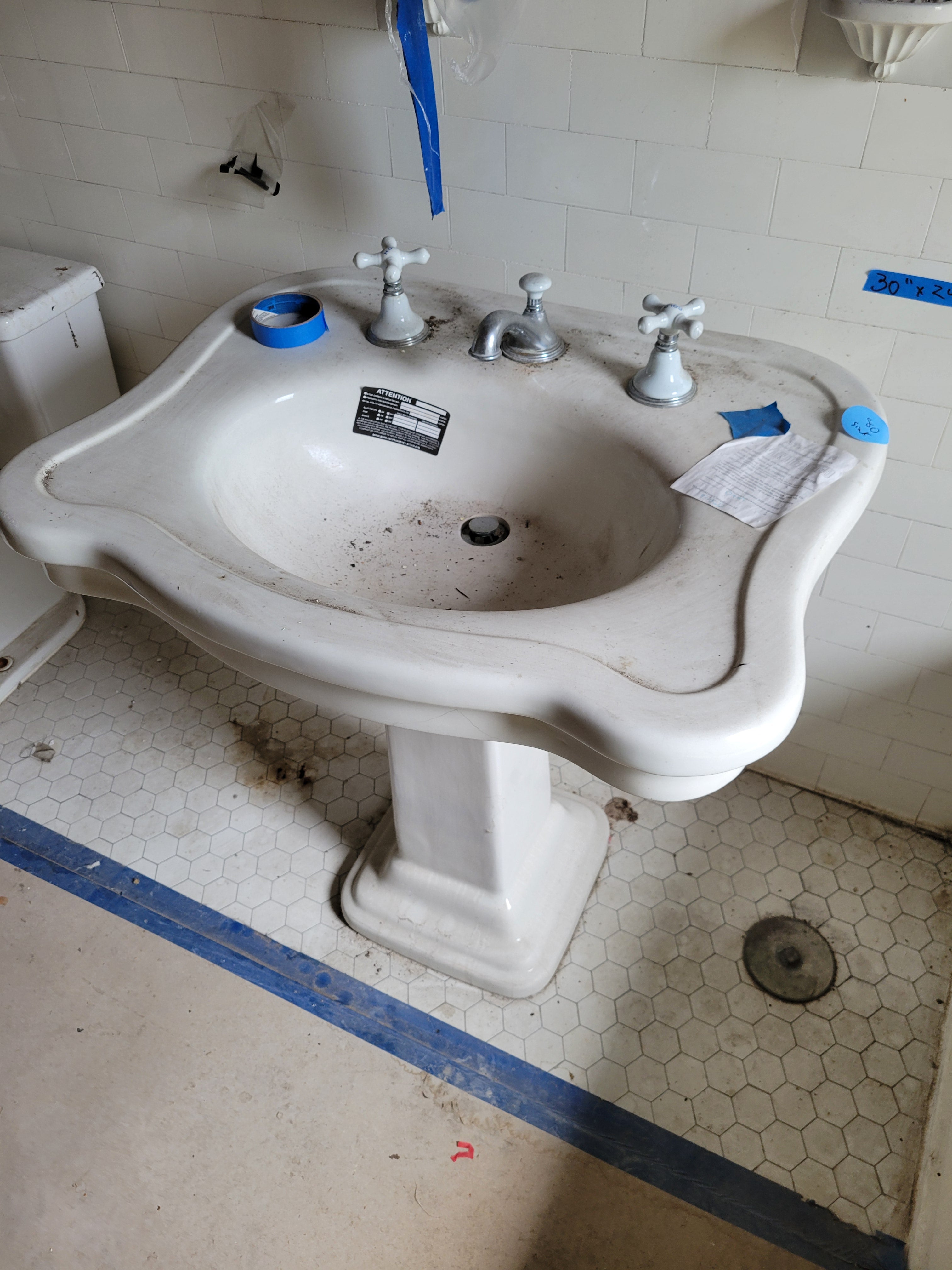 #80 Antique Porcelain Pedestal Sink – 30"