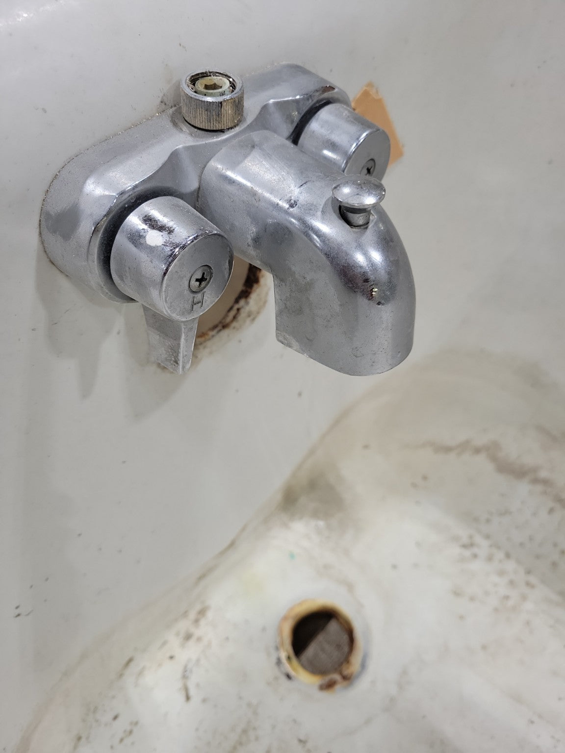Vintage Cast Iron Clawfoot Bathtub with Feet