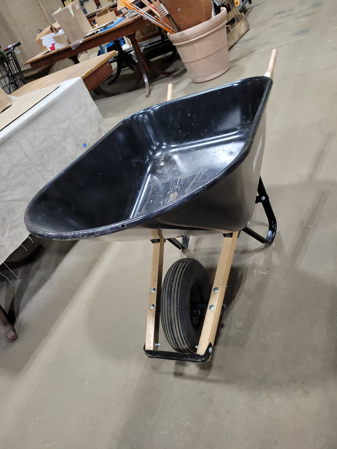 True Temper Poly Garden Wheelbarrow – Single Wheel Utility Cart
