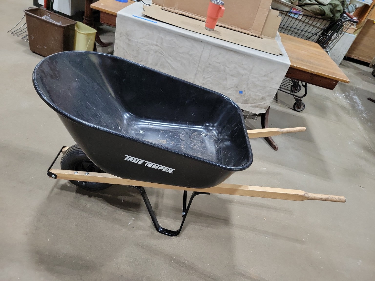 True Temper Poly Garden Wheelbarrow – Single Wheel Utility Cart