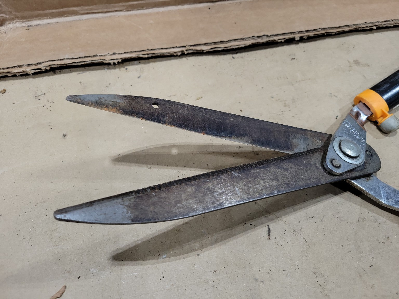 Fiskars Power-Lever Hedge Shears with Gator Blade Serration