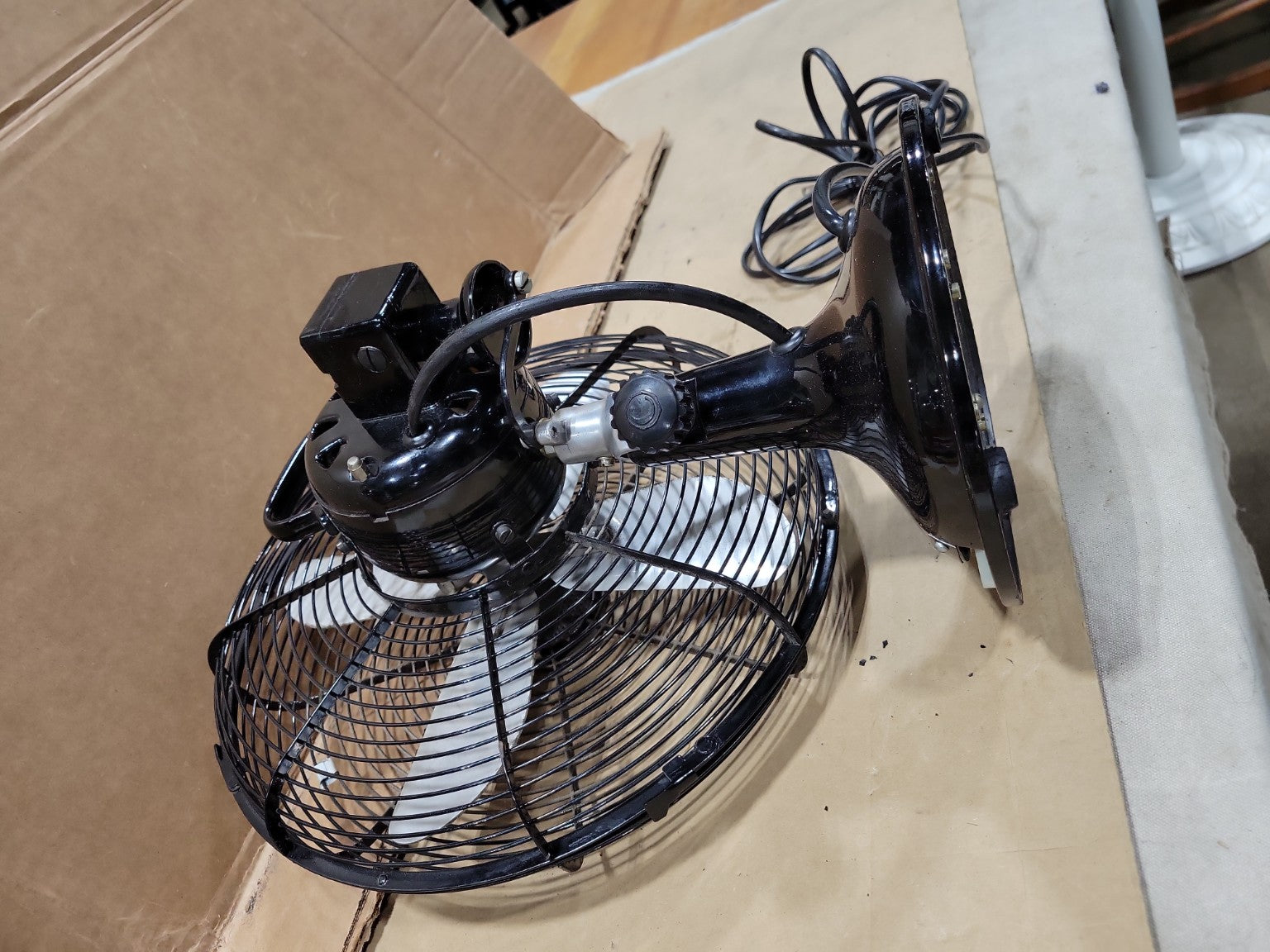 Vintage Cinni Oscillating Desk Fan – Black Metal 12-Inch