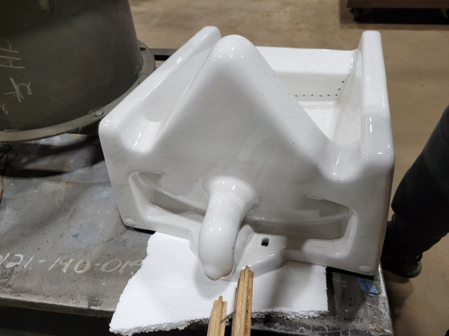Vintage Wall-Mount Vitreous China Urinal with Flush Valve