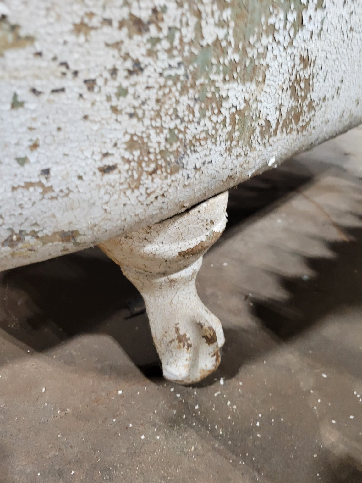 Antique Cast Iron Clawfoot Bathtub – Porcelain Interior