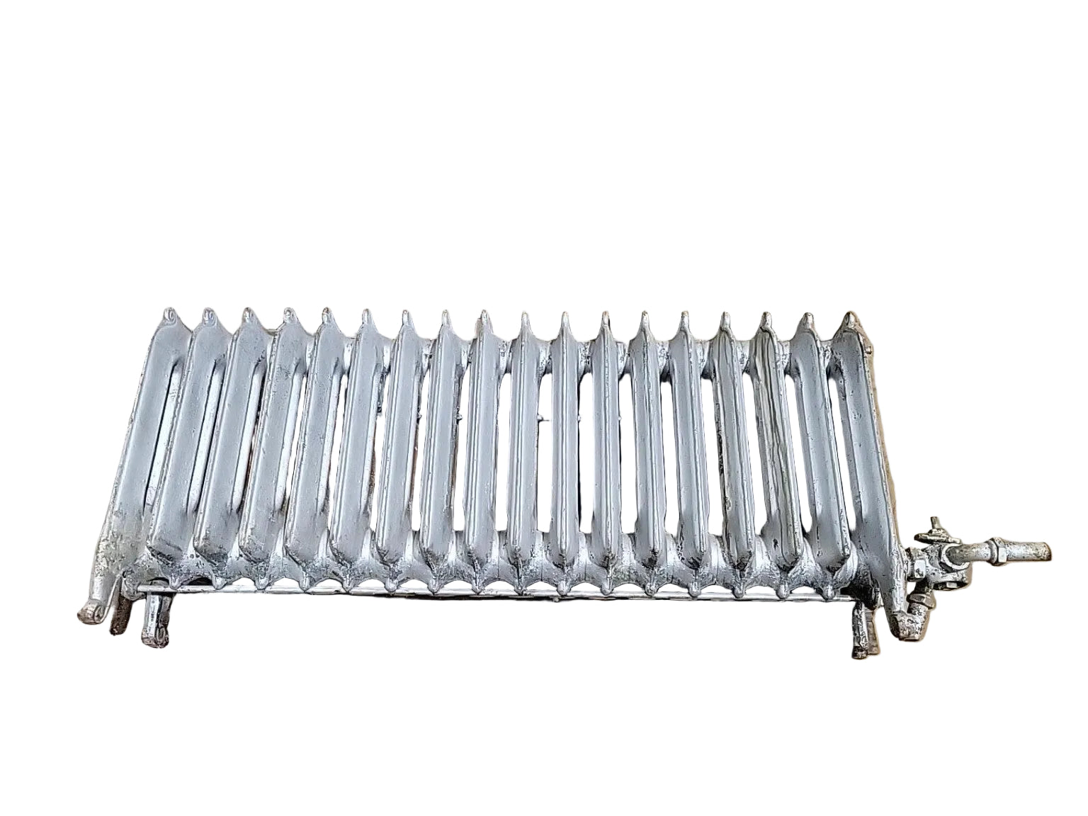Vintage 18-Fin Cast Iron Radiator – Ornate End Panels