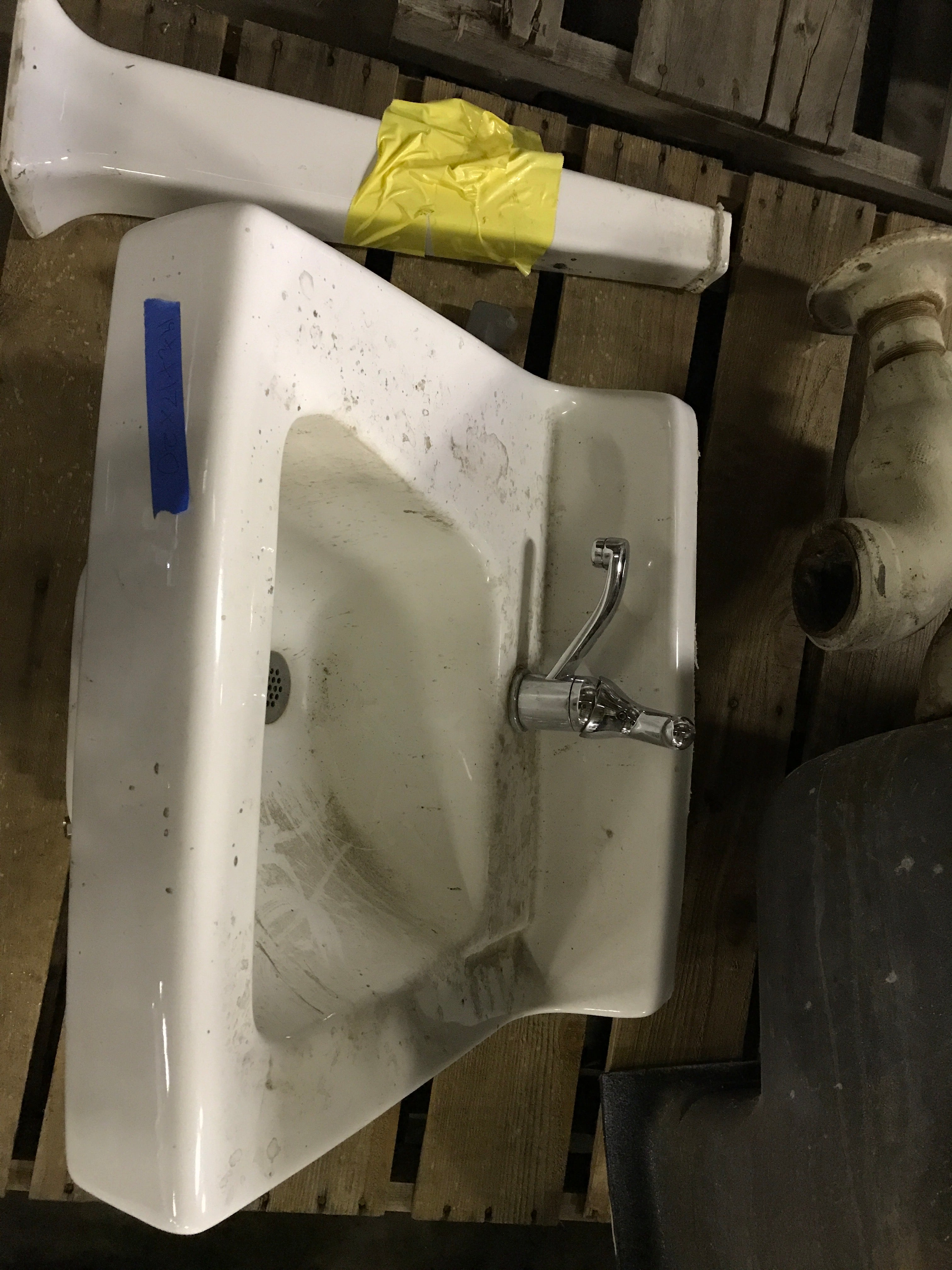 Pedestal Sink with Single Leg Base