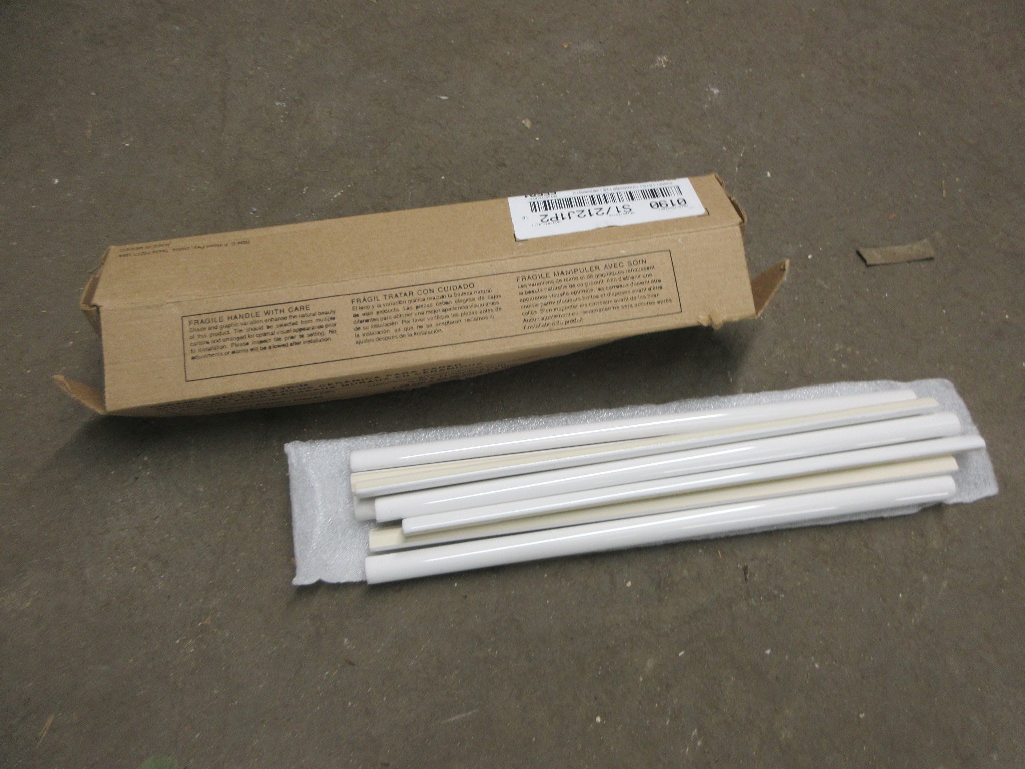 Ceramic Wall Jolly Trim (8 Pieces)