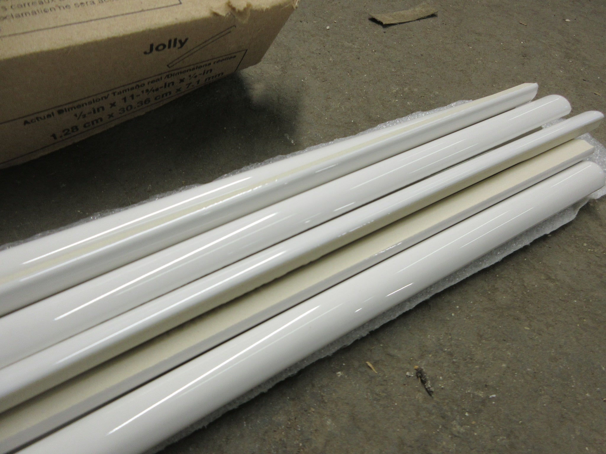 Ceramic Wall Jolly Trim (8 Pieces)