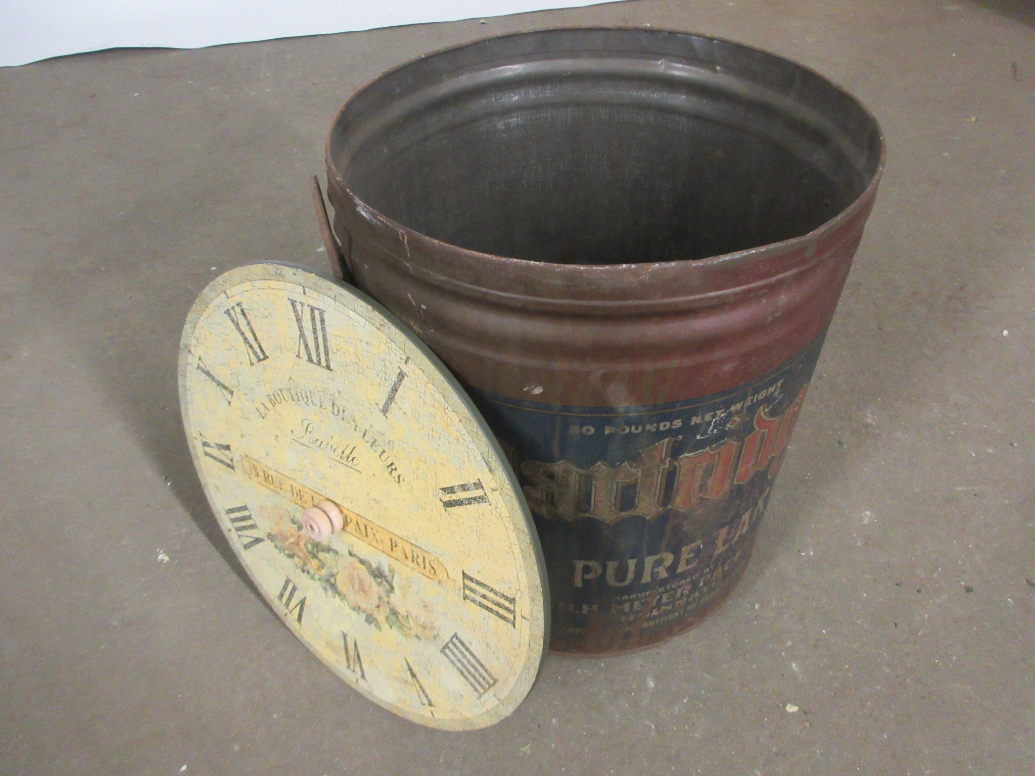 Lidded Metal Can with Legs