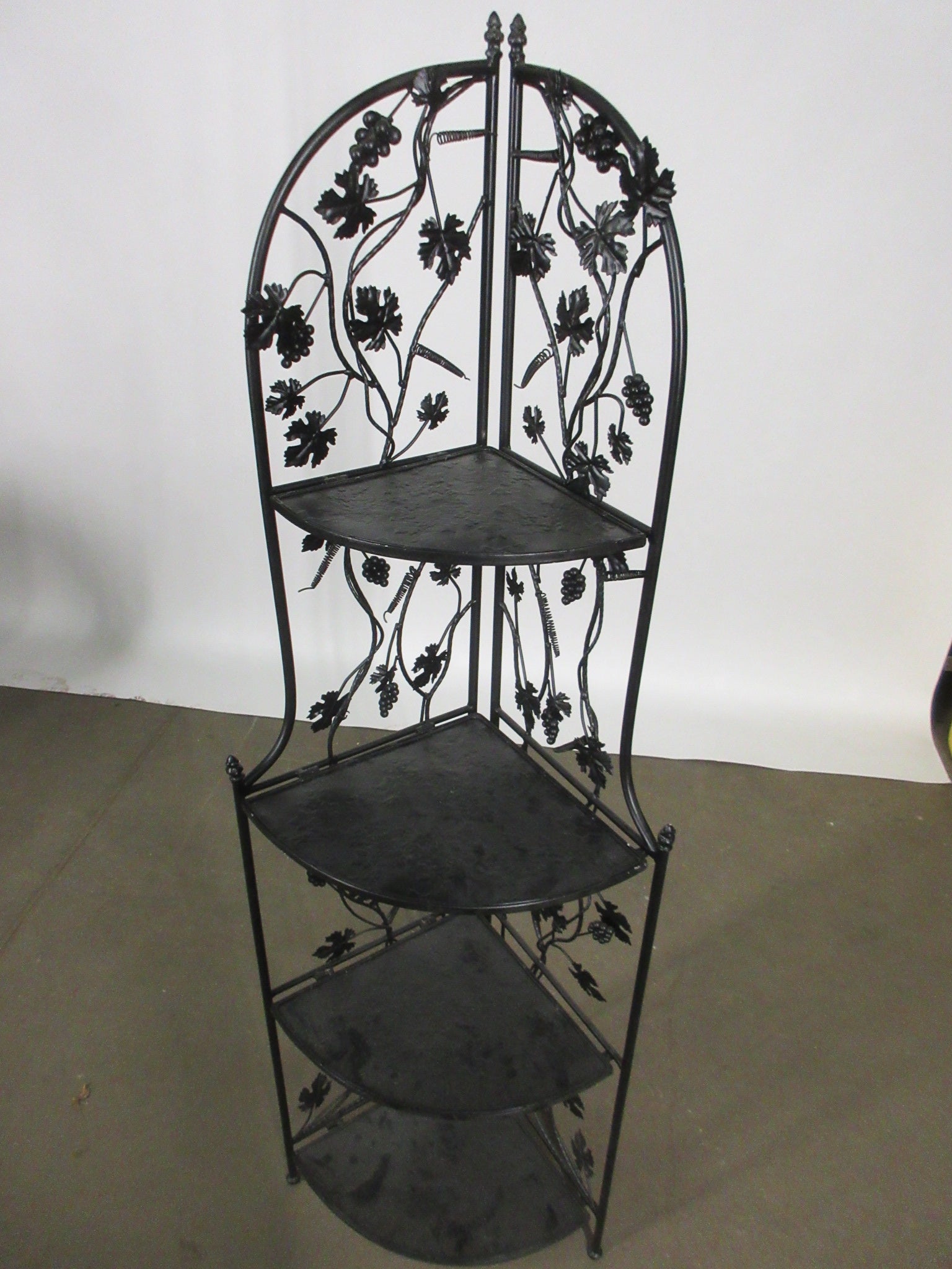 Metal Vineyard Corner Shelf