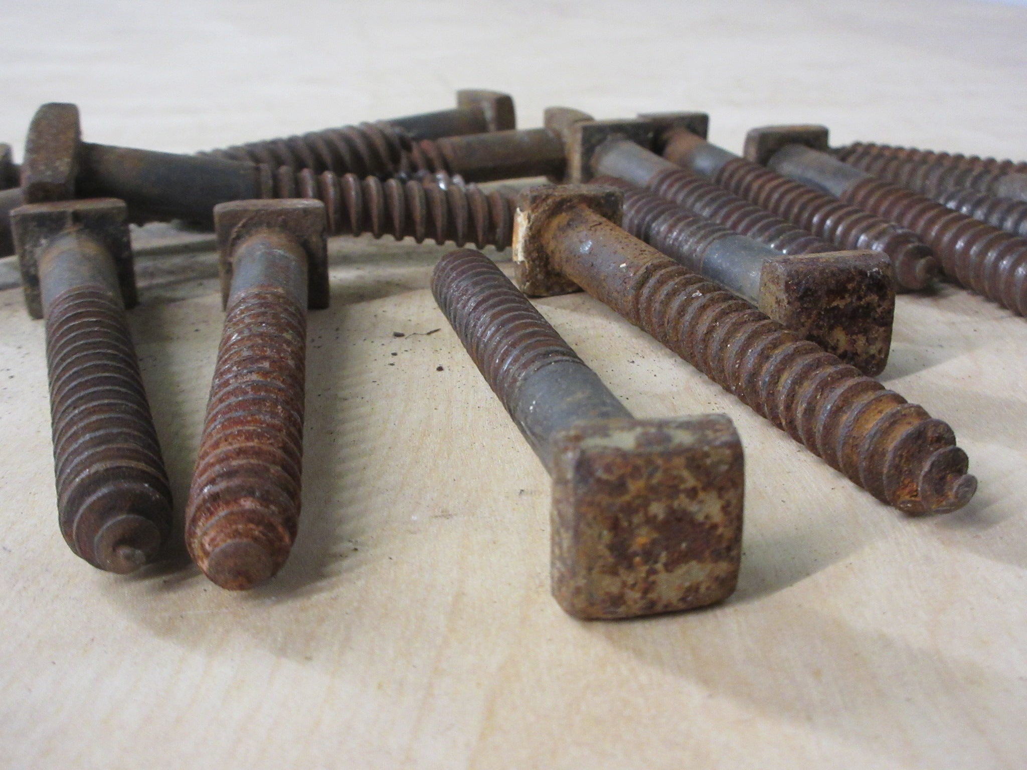 Lot of 16 Bolts
