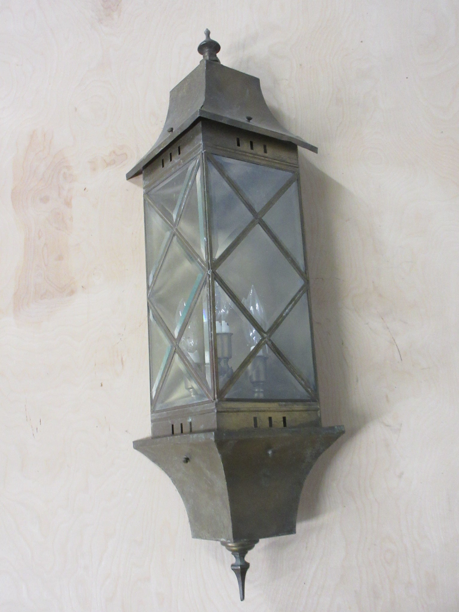 Vintage Brass Diamond Lite Wall Mount Fixture