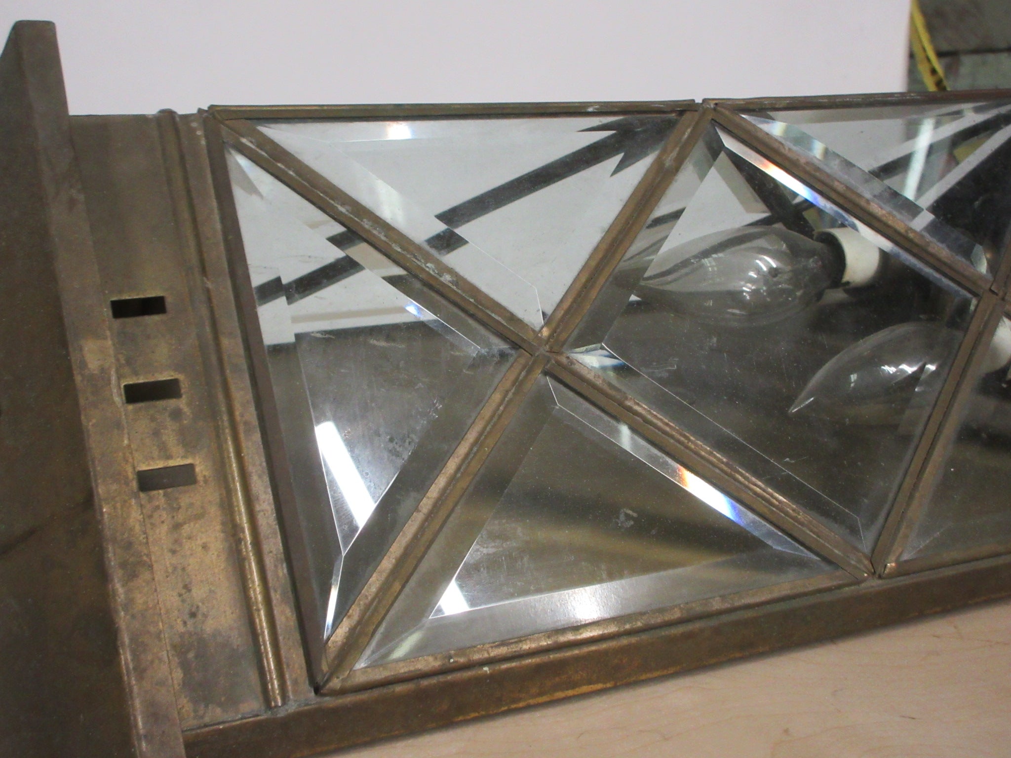 Vintage Brass Diamond Lite Wall Mount Fixture