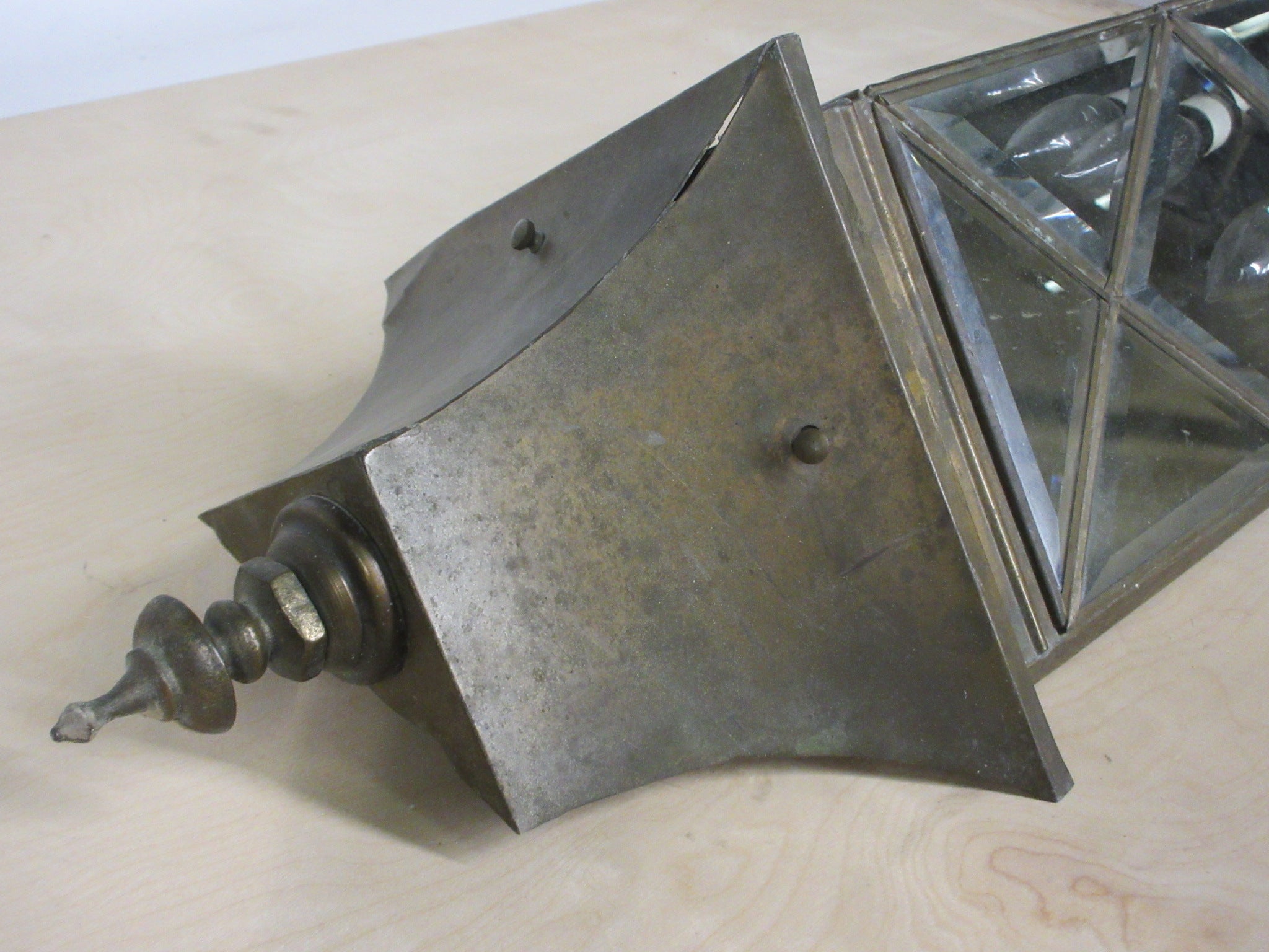 Vintage Brass Diamond Lite Wall Mount Fixture