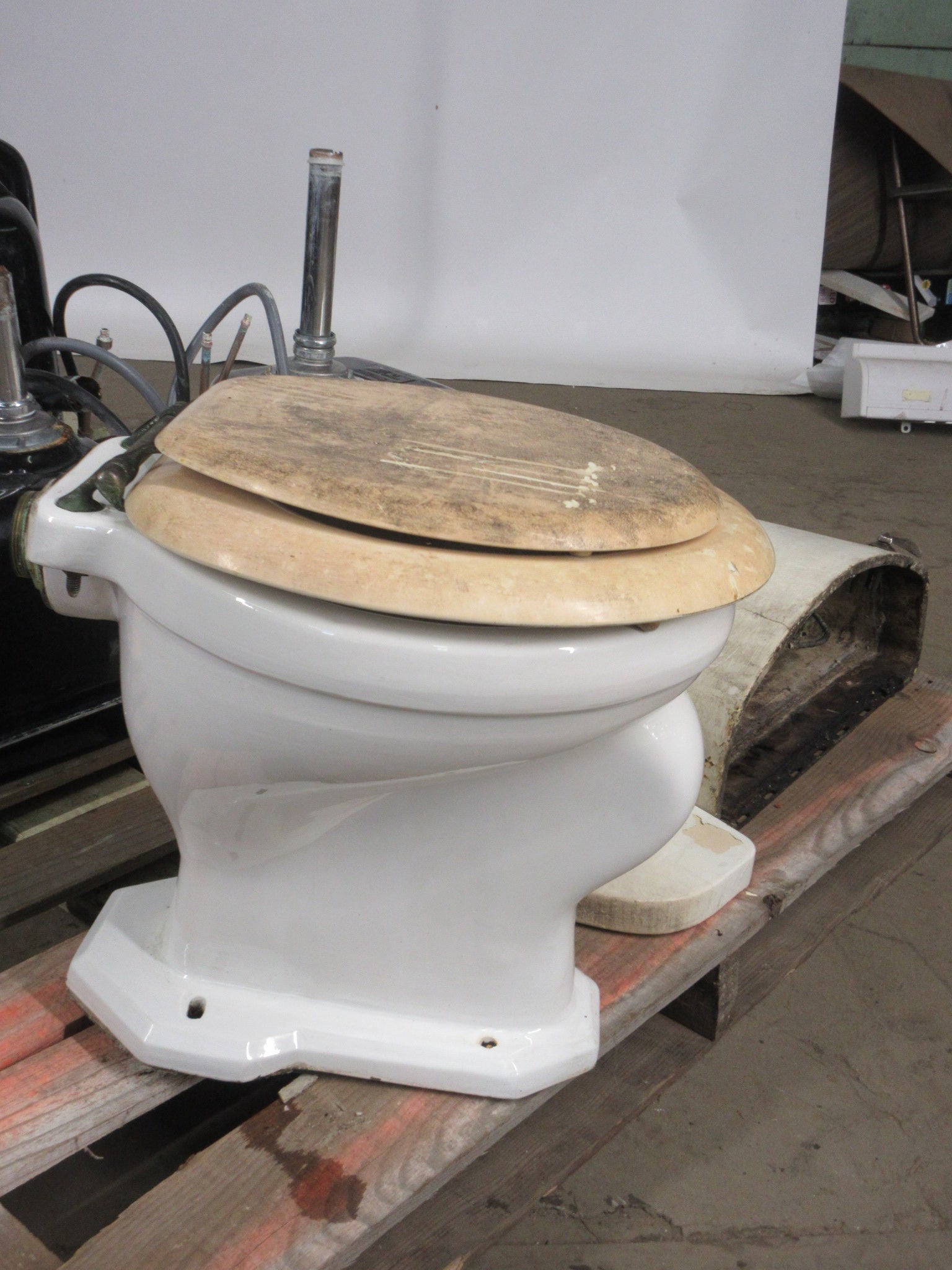 Wall mount shop tank toilet