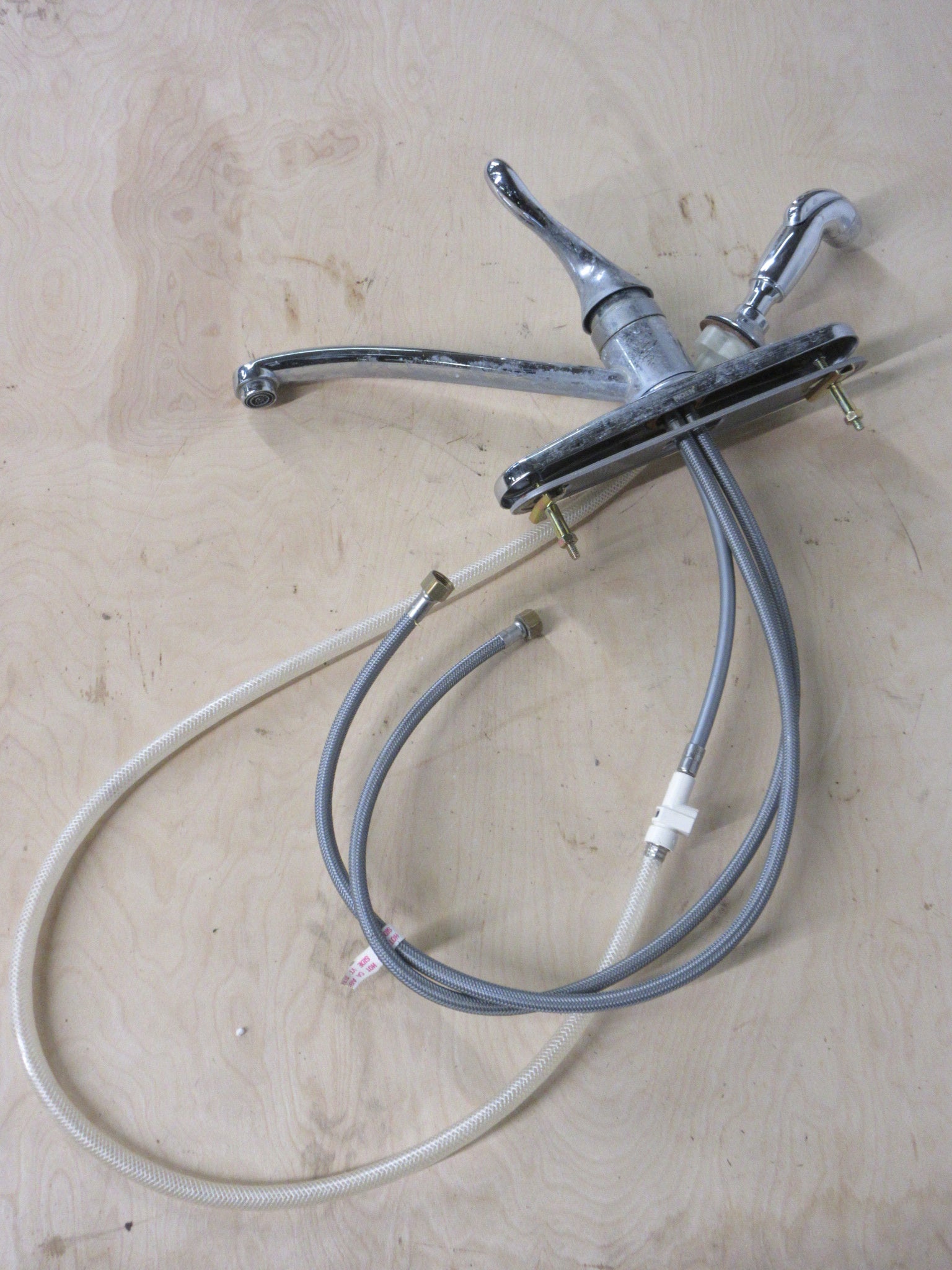 Moen Faucet with Extendable Hose