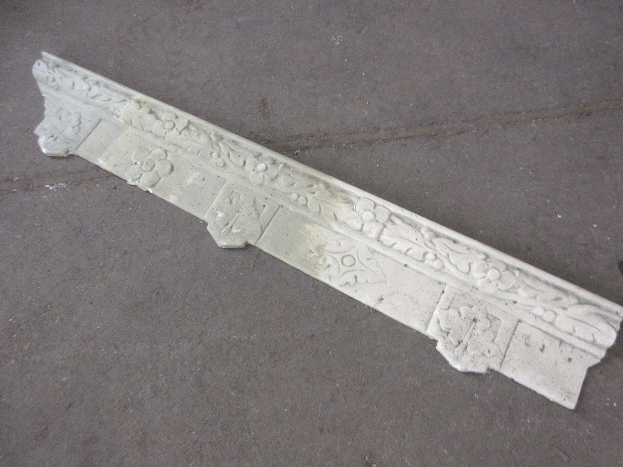 Floral Crown Moulding Section 33 1/4"