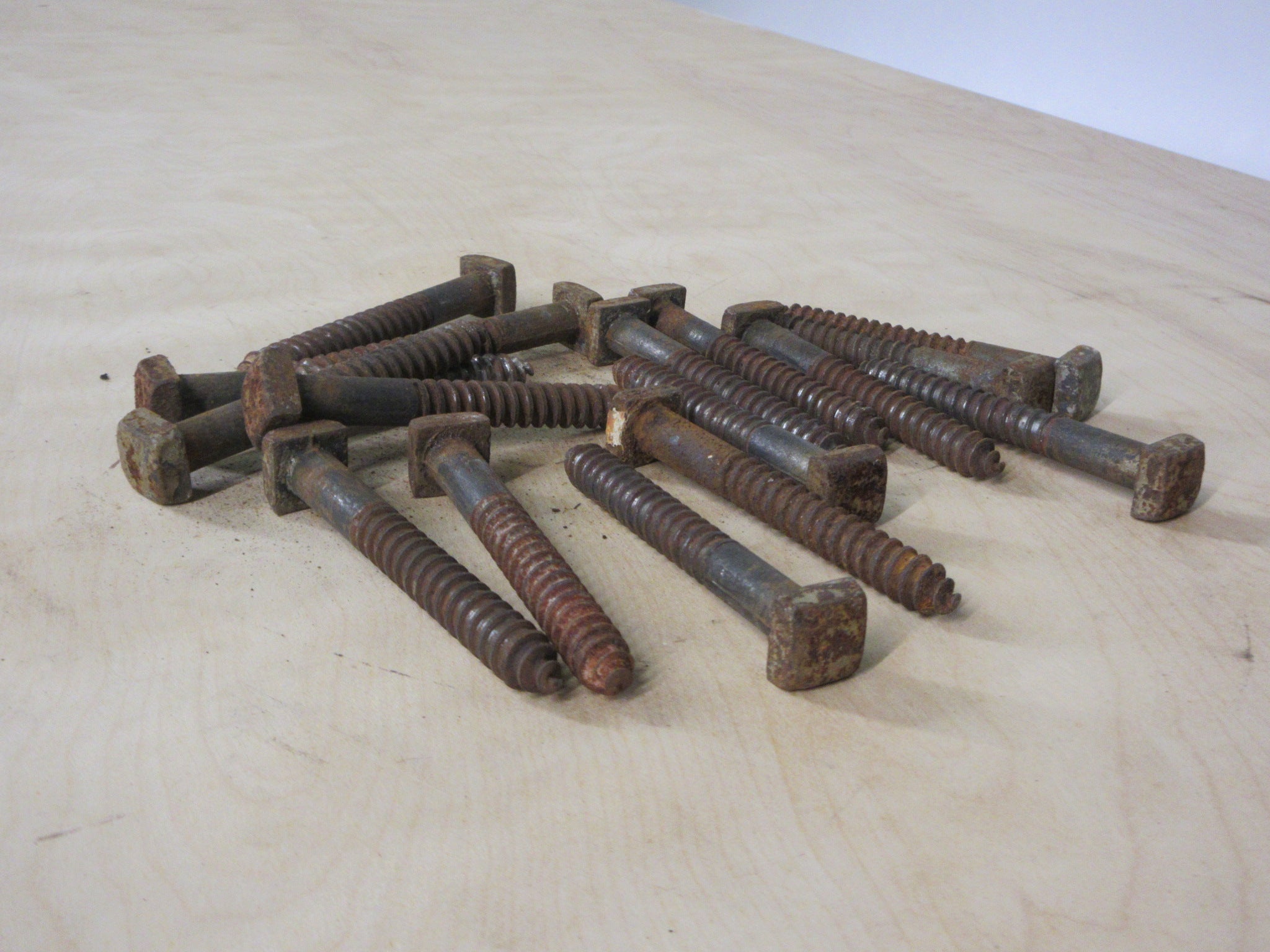 Lot of 16 Bolts