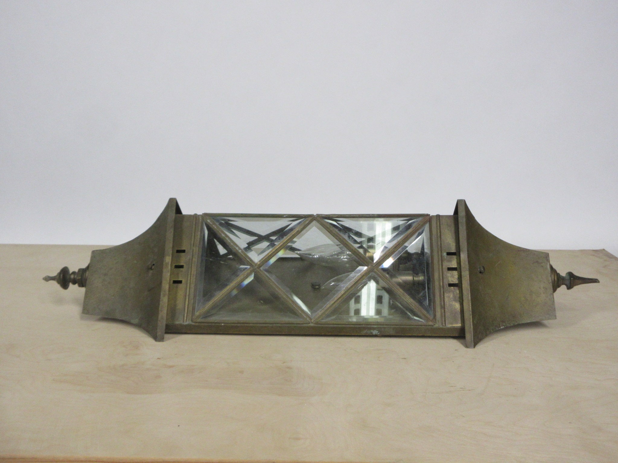 Vintage Brass Diamond Lite Wall Mount Fixture