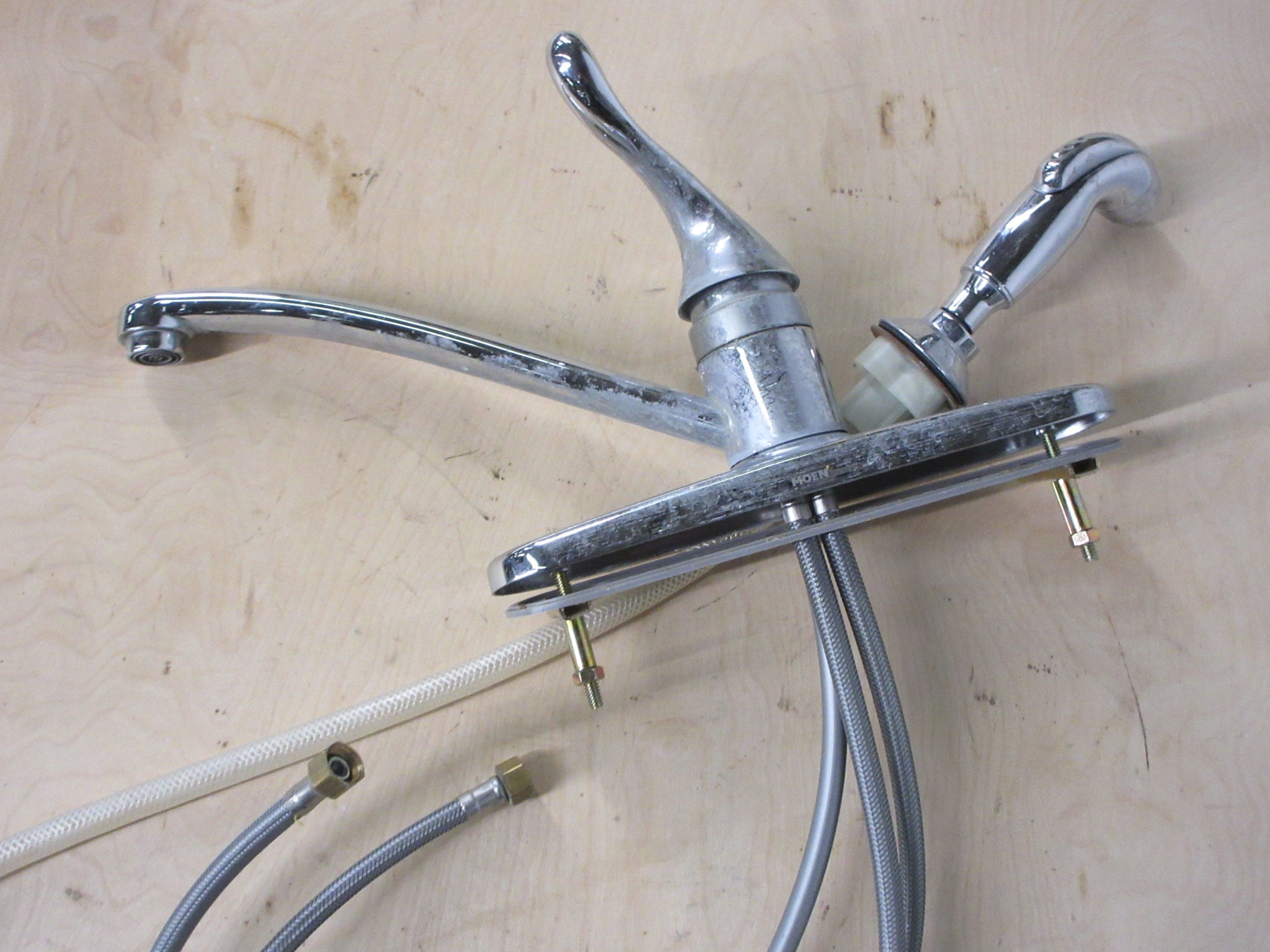 Moen Faucet with Extendable Hose
